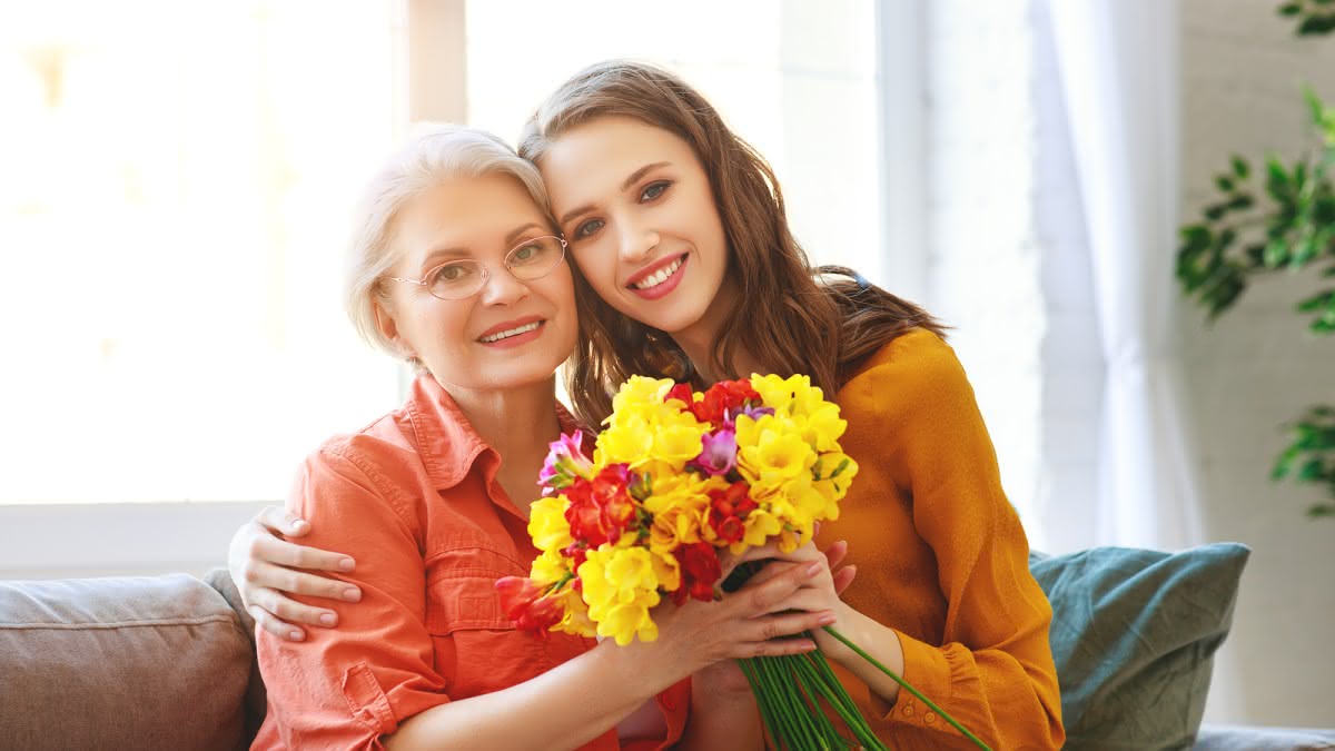 55 летние мамы. Мама с цветами. Мама и дочка с цветами. Поздравляю женщине маме. Мама и взрослая дочка.