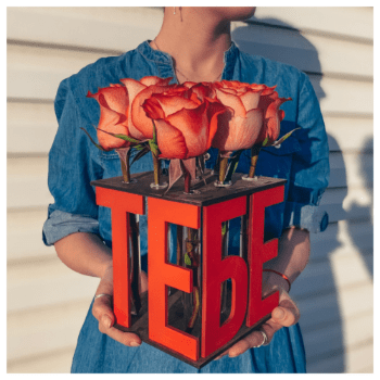 Цветы в деревянных боксах