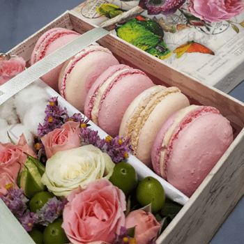 коробка с цветами и пирожными коробка с цветами и пирожными