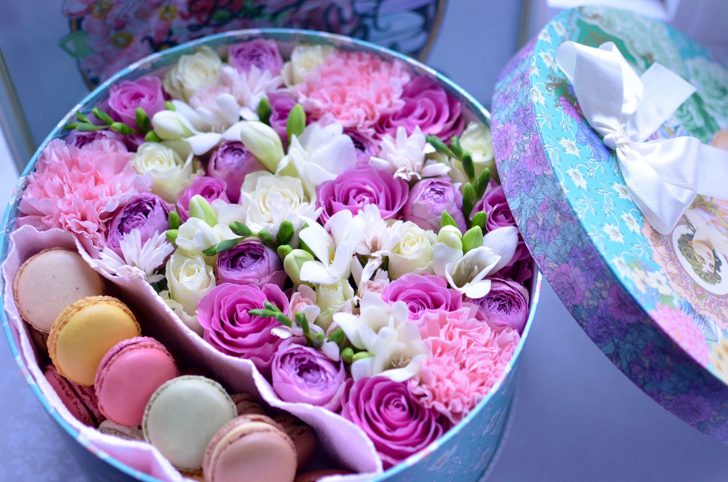 Женские сладости. Красивые коробки с цветами. Нежные букеты в коробках. Коробка с цветами и конфетами. Коробки с цветами и сладостями.
