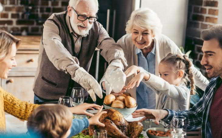 Что подарить бабушке и дедушке на Новый год 2024: самые лучшие варианты для самых любимых